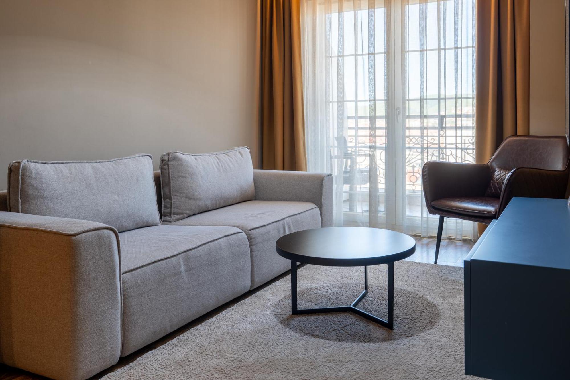 Downtown Apartments Приштина Екстер'єр фото